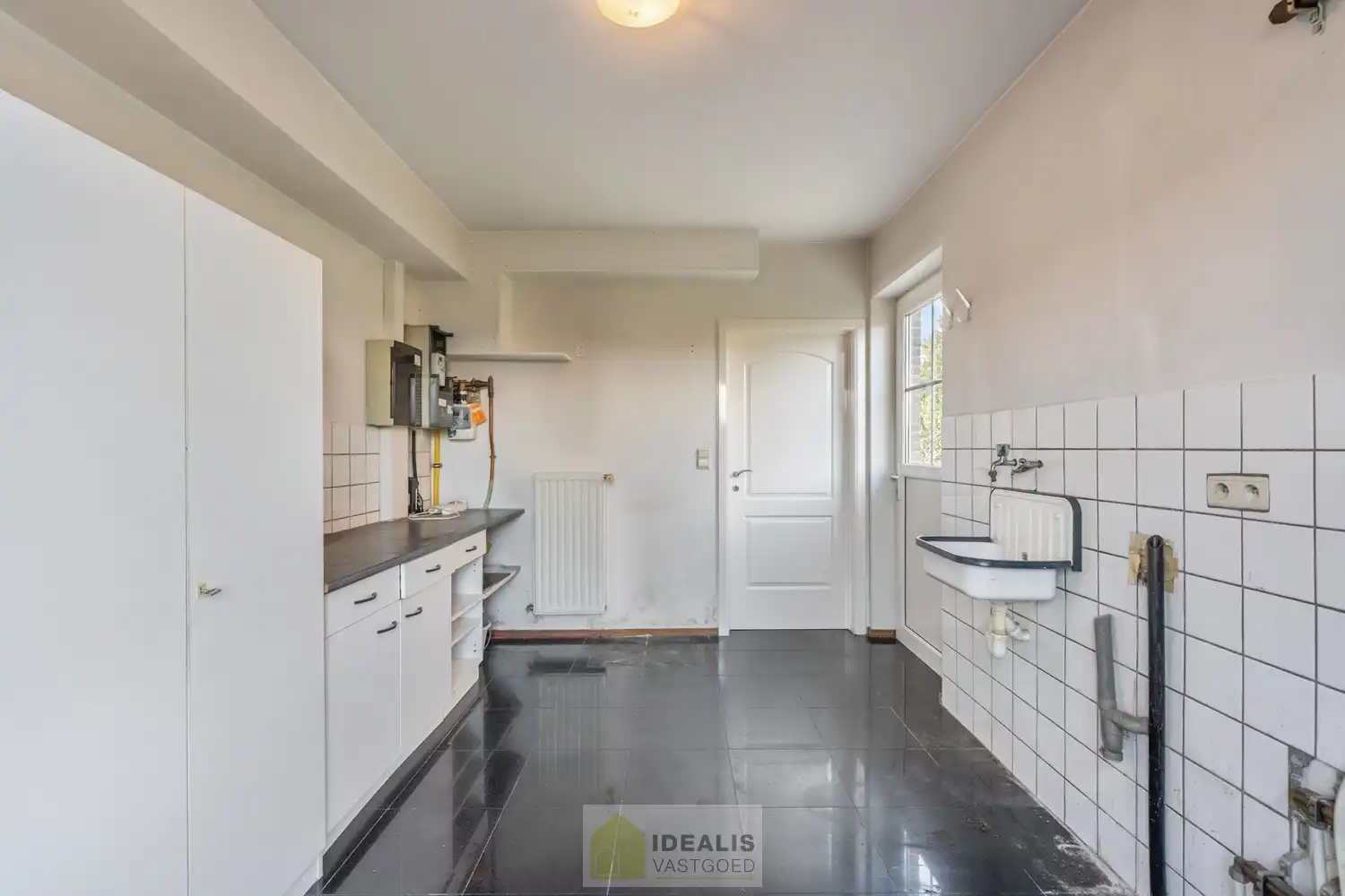 IDEALIS VASTGOED – HEDENDAAGSE EENGEZINSWONING OP RUSTIGE LOCATIE MET AANGELEGDE TUIN OP EEN KNAP PERCEEL (9A87CA) NABIJ HET CENTRUM VAN PELT – De woning omvat een heerlijke lichtrijke open leefruimte met aansluitend goed uitgeruste keuken, fijne wasplaats/berging, 4 royale slaapkamers en goed ingerichte badkamer. Een praktisch ingedeelde woning op een aangenaam en ruim perceel! foto 14