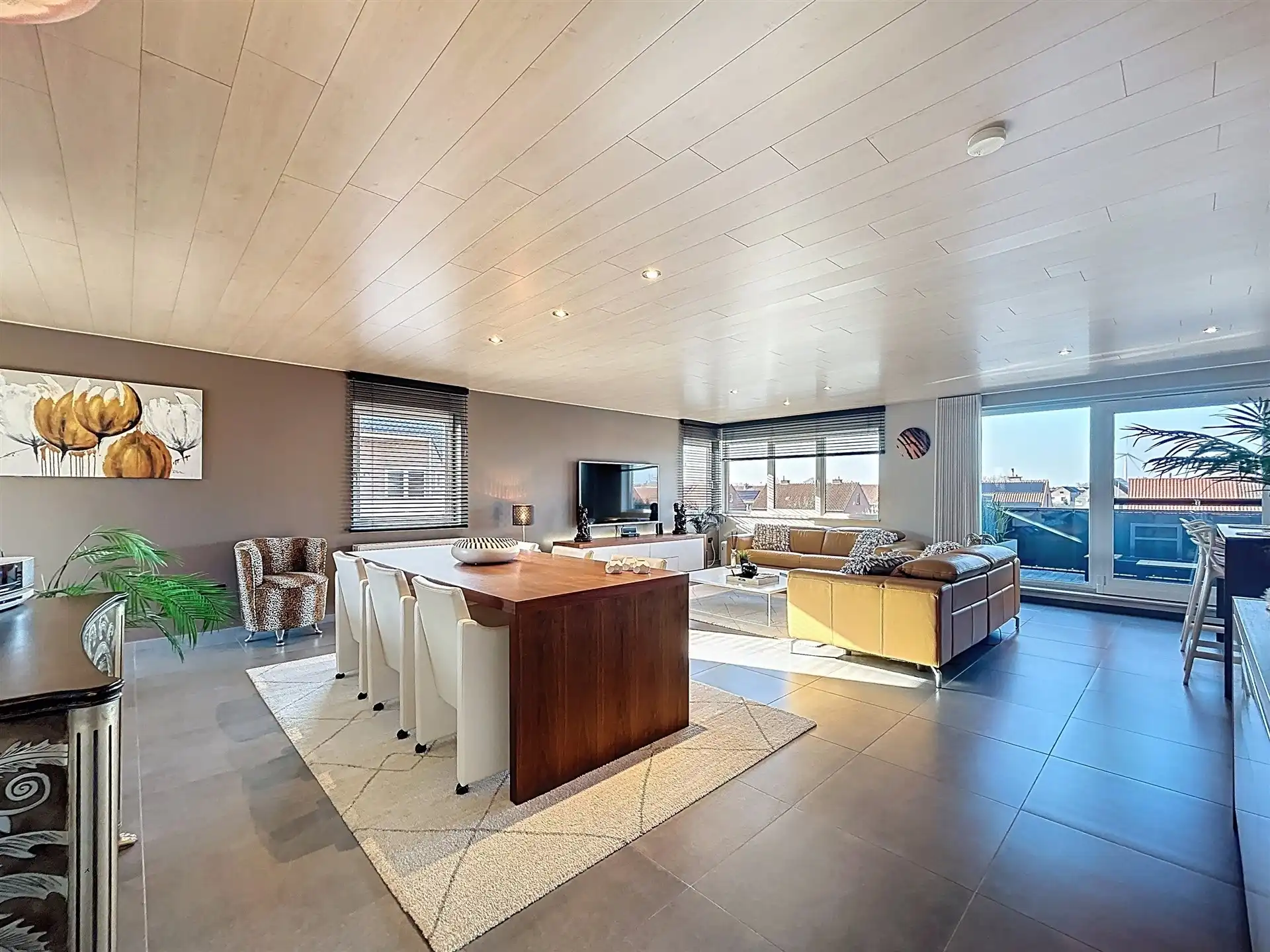 Prachtig duplex-appartement met 3 slaapkamers en terras op toplocatie foto {{pictureIndex}}