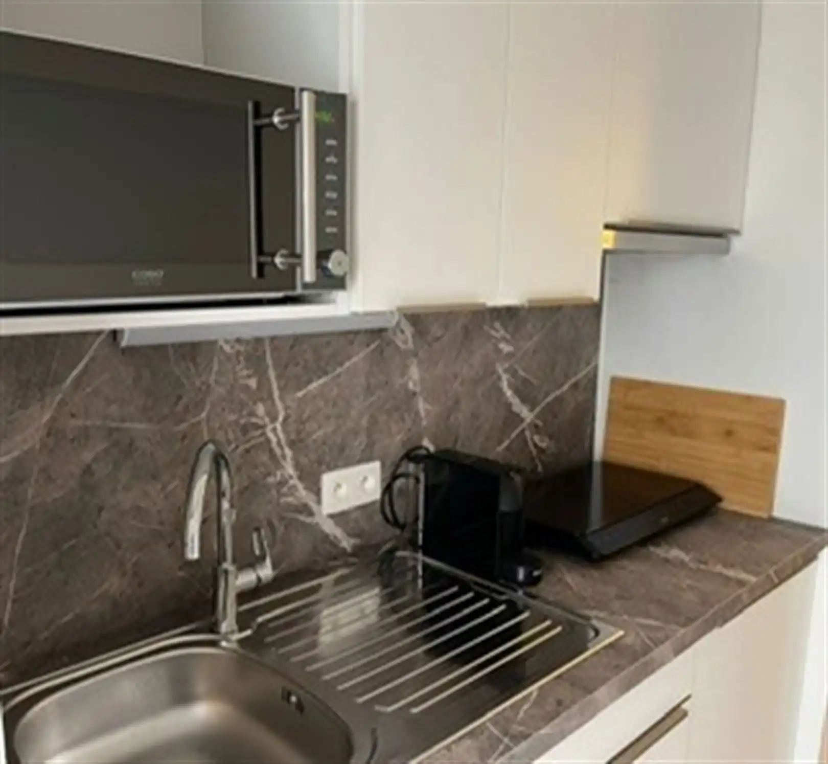 Volledig gerenoveerd  gemeubeld éénslaapkamer appartement foto 9