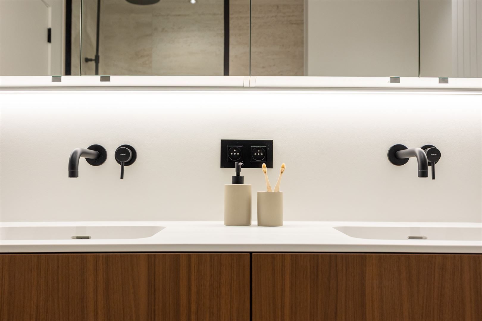 Gerenoveerd appartement met luxe-afwerking en topterras foto 17