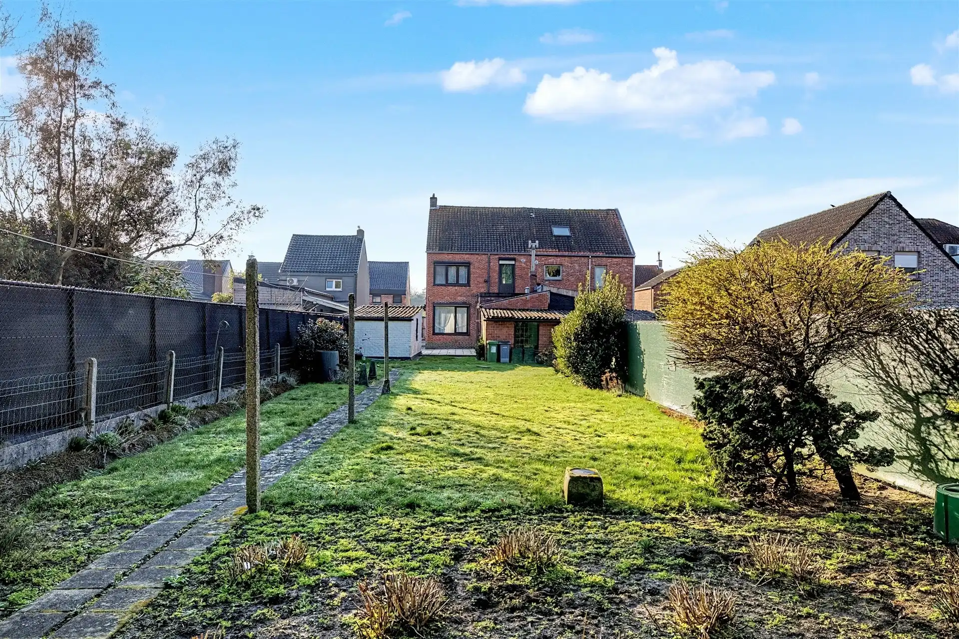 Uitstekend gelegen halfopen bebouwing met ruime oprit, 3 slaapkamers en uitgestrekte tuin foto 22