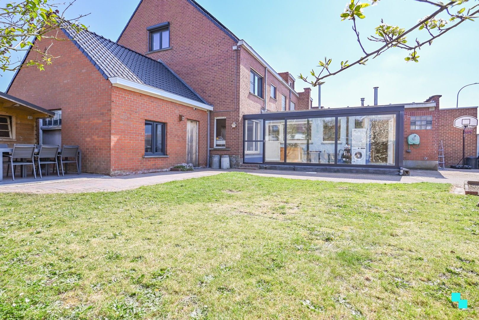 Eéngezinswoning met drie slaapkamers en garage te Izegem foto 2