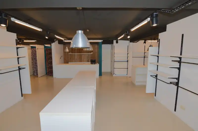 Commercieel pand op toplocatie met ruime parkeergelegenheid foto 4