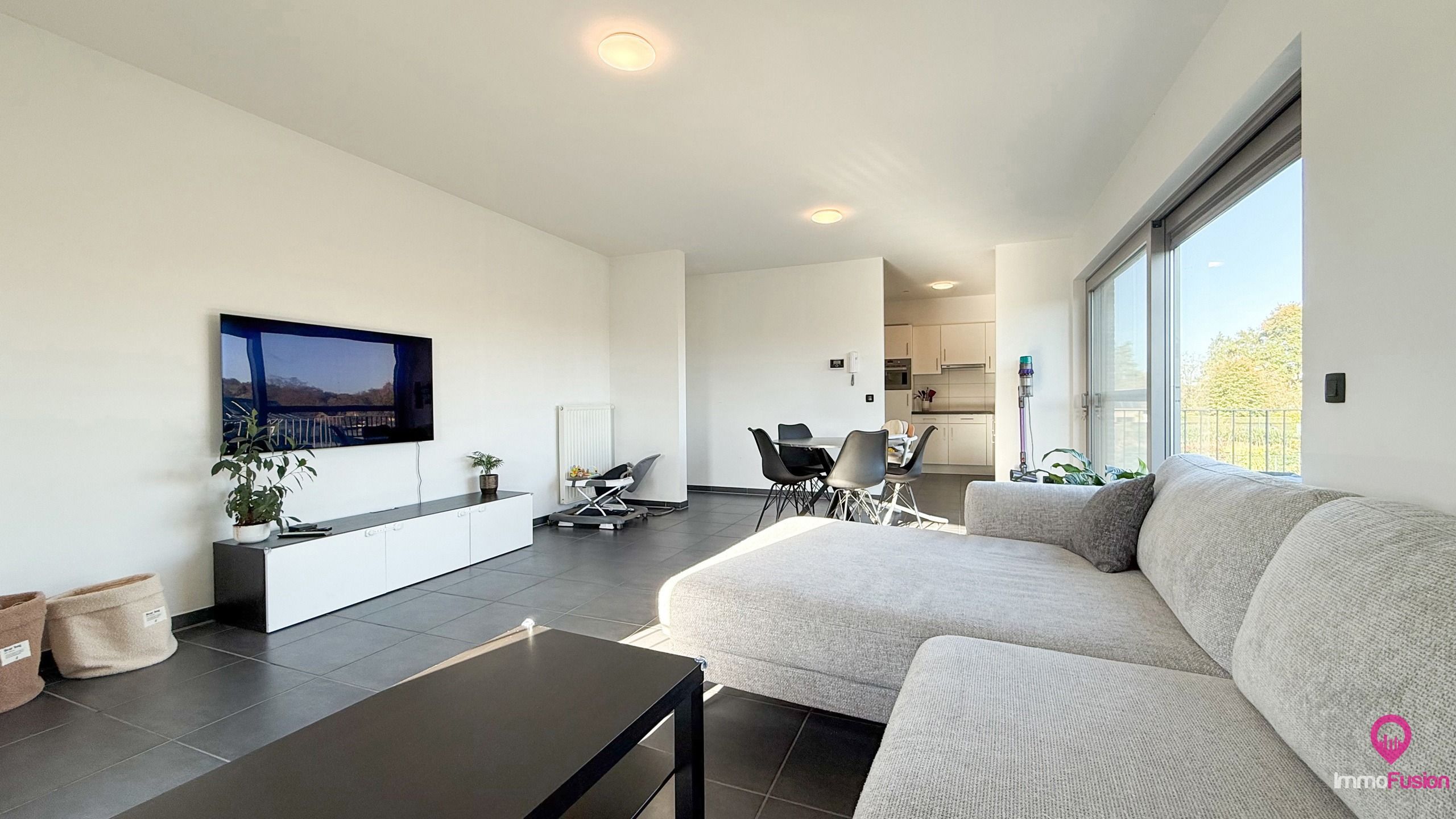 Instapklaar app met garagebox en 3slpk + ideale ligging! foto {{pictureIndex}}