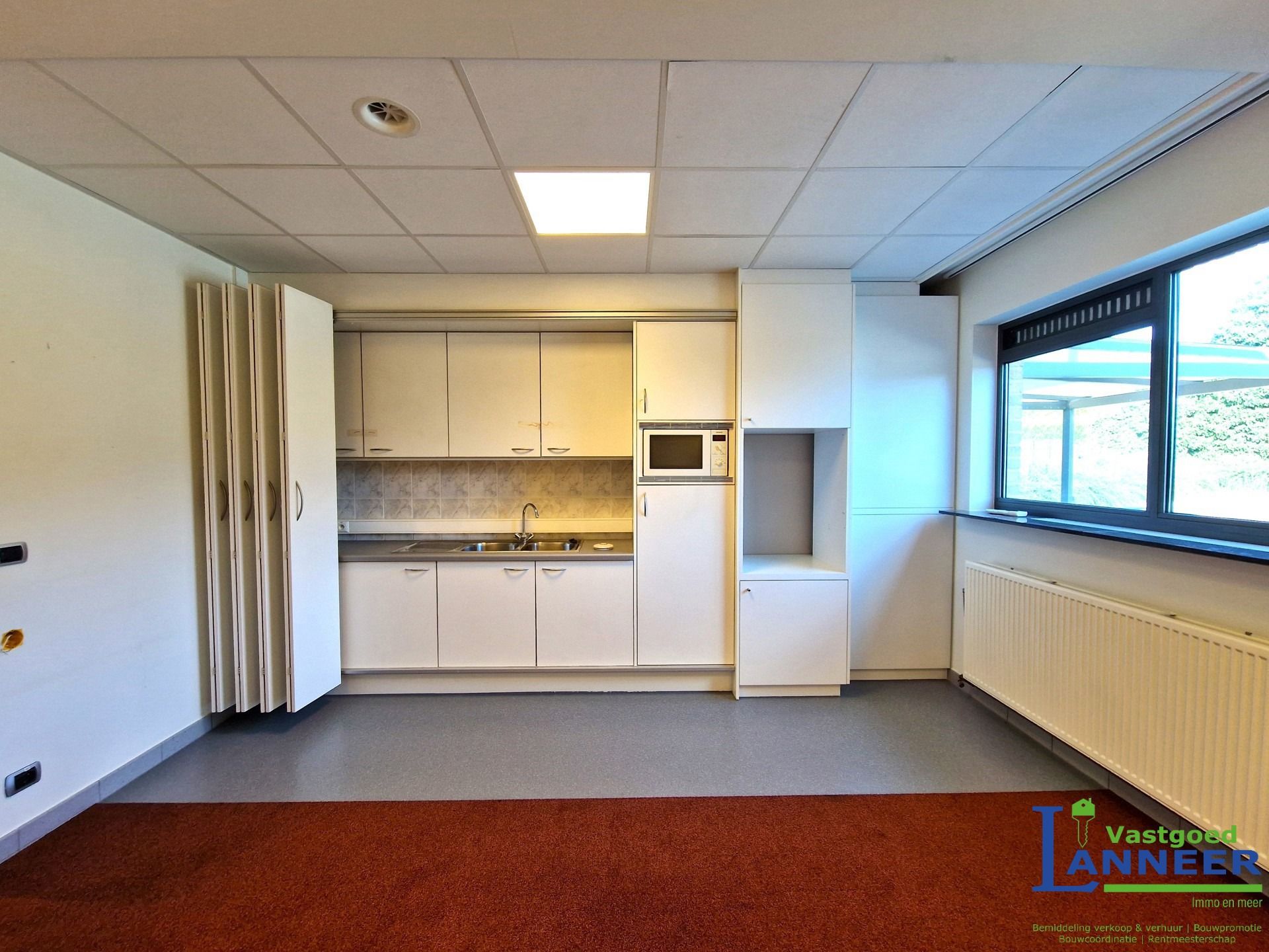 Commercieel gelijkvloers met grote parking nabij het centrum foto 5