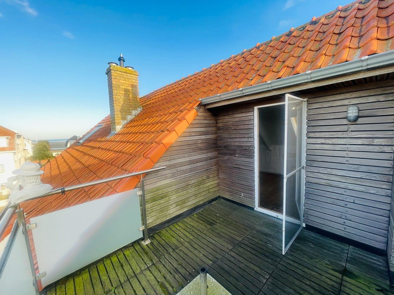 Zeebrugge op 50meter van het strand Uiterst charmante totaal gerenoveerde RUIM WOONHUIS met 5 SLAAPKAMERS en 3 BADKAMERS en 3 TERRASSEN. Grote troef is 2 AUTOSTAANPLAATSEN en ruime GARAGE.  Oprit, grote garage, werkplaats, plaats voor fietsen, ingerichte STUDIO met tuintje op het zuiden.  1éV:  Zalige living , ingerichte open keuken, uitgevend op een groot zonneterras.Long island style. 2é V: 3 leuke slaapkamers , 2 badkamers. Onder het dak  4 é slaapkamer uitgevend op mooi terras met prachtig vergezicht.Bebouwde oppervlakte van 230 m2 Grondoppervlakte is 137m2 Magnifiek, Perfect onderhouden  Juist verhuizen ! Zalig Wonen!  Zowel hoofverblijfplaats, als vakantieverblijf aan Zee . foto 19