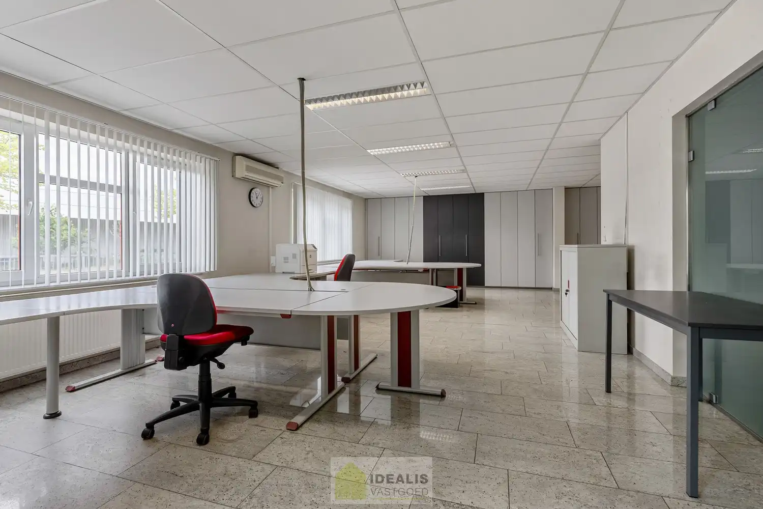 IDEALIS VASTGOED – Industrieel bedrijfsgebouw van maar liefst +-5000m² bruikbare oppervlakte, bestaande uit bedrijfshallen, kantoor- en vergaderruimtes en een appartement met een centrale ligging op industrieterrein Genk Zuid op een perceel van 10.326m² (1,03 hectare). foto 22