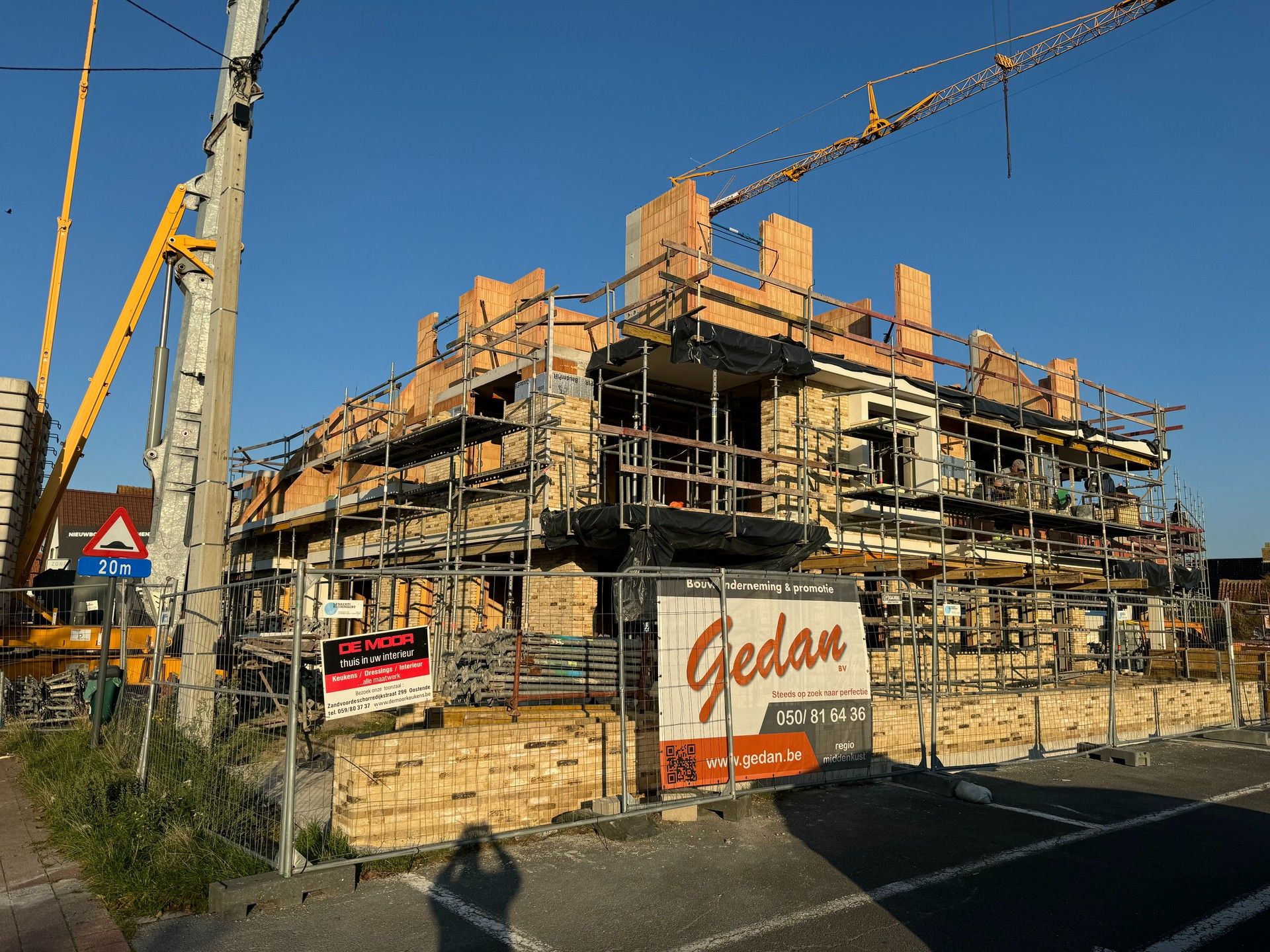 Nieuwbouwproject bestaande uit 22 appartementen onderverdeeld in 2 residenties met elk 11 appartementen met 1, 2 of 3 slaapkamers die worden afgewerkt met hoogstaande materialen! foto {{pictureIndex}}