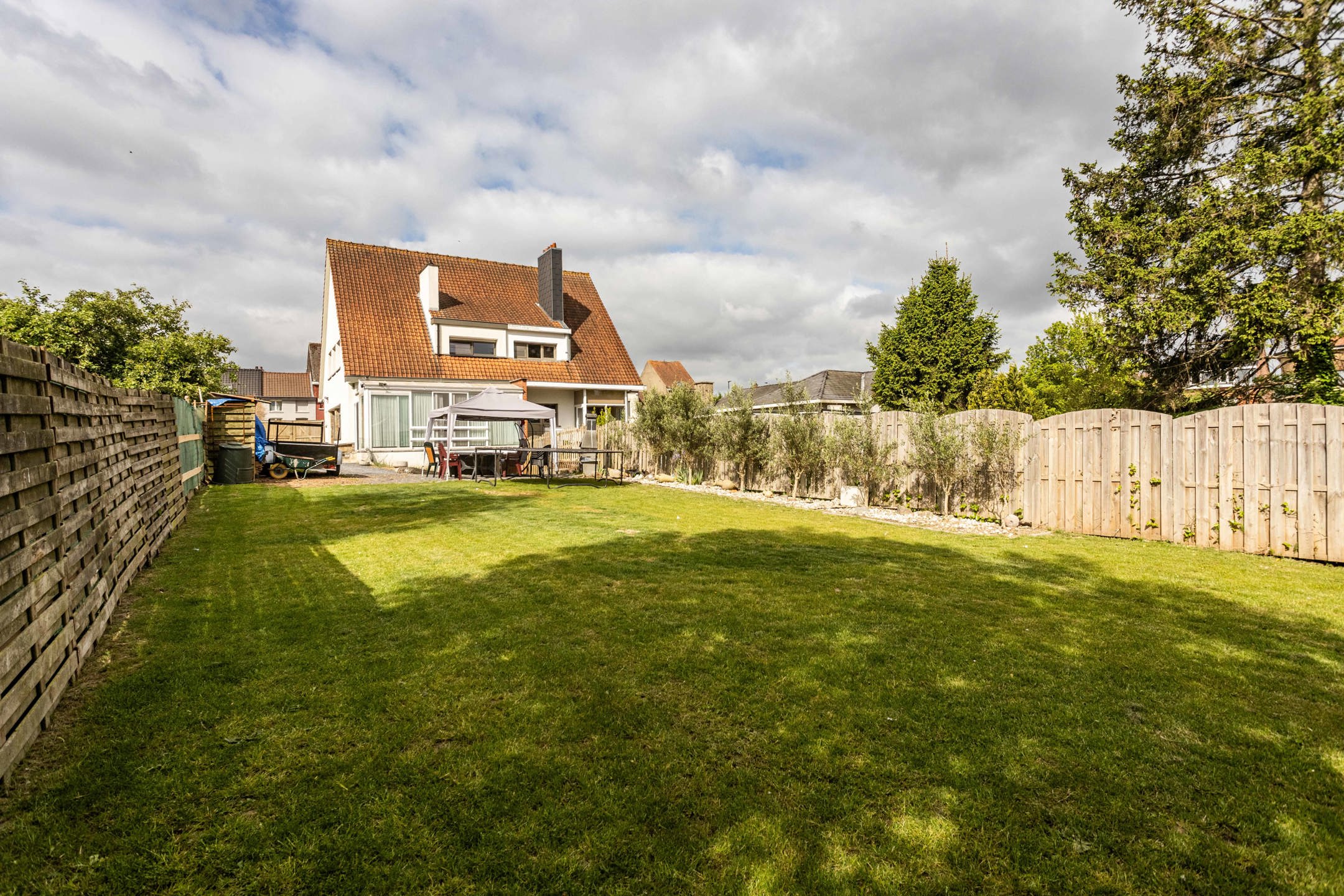 Instapklare halfopen bebouwing met tuin, oprit & garage! foto 18