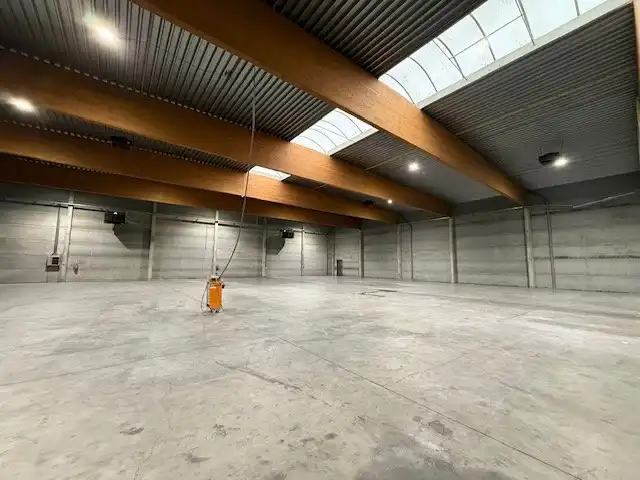 RUIM, INSTAPKLAAR MAGAZIJN MET MODERNE KANTOORRUIMTE TE HUUR IN ZELE foto 5