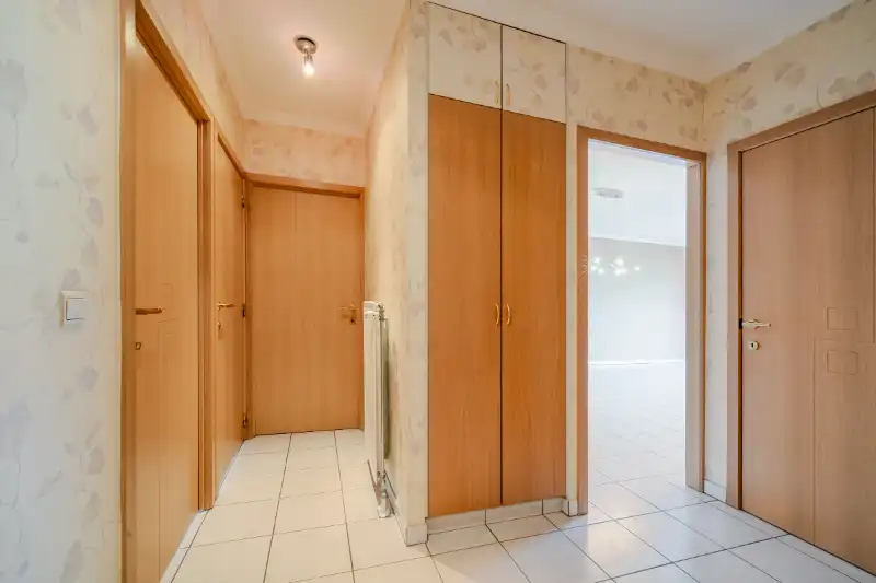 Roeselare-centrum. Lichtrijk 2-slaapkamerappartement in hartje Roeselare met vooraan en achteraan prachtige terrassen. Overal dichtbij en op 4 hoog gelegen ! foto 12