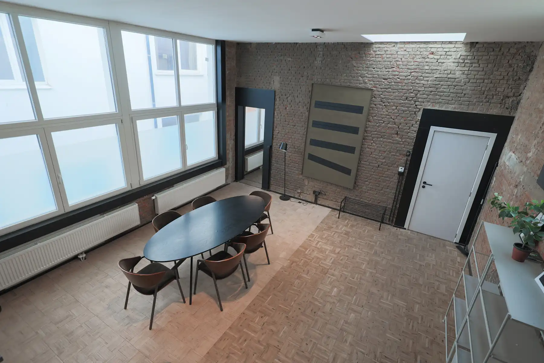 Ruim en lichtrijk triplex-atelier in de stad foto 2