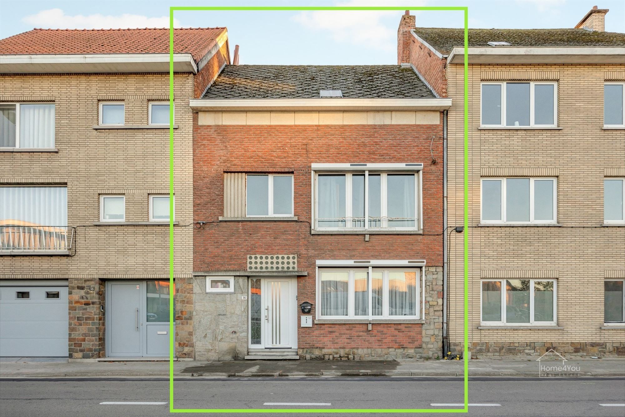 Hoofdfoto van de publicatie: Op te frissen woning met zéér ruime extra zolder