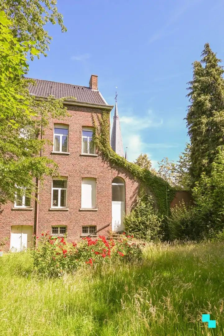 Karaktervolle voormalige pastorie met vier slaapkamers gelegen op een perceel van 1.605 m² foto 5