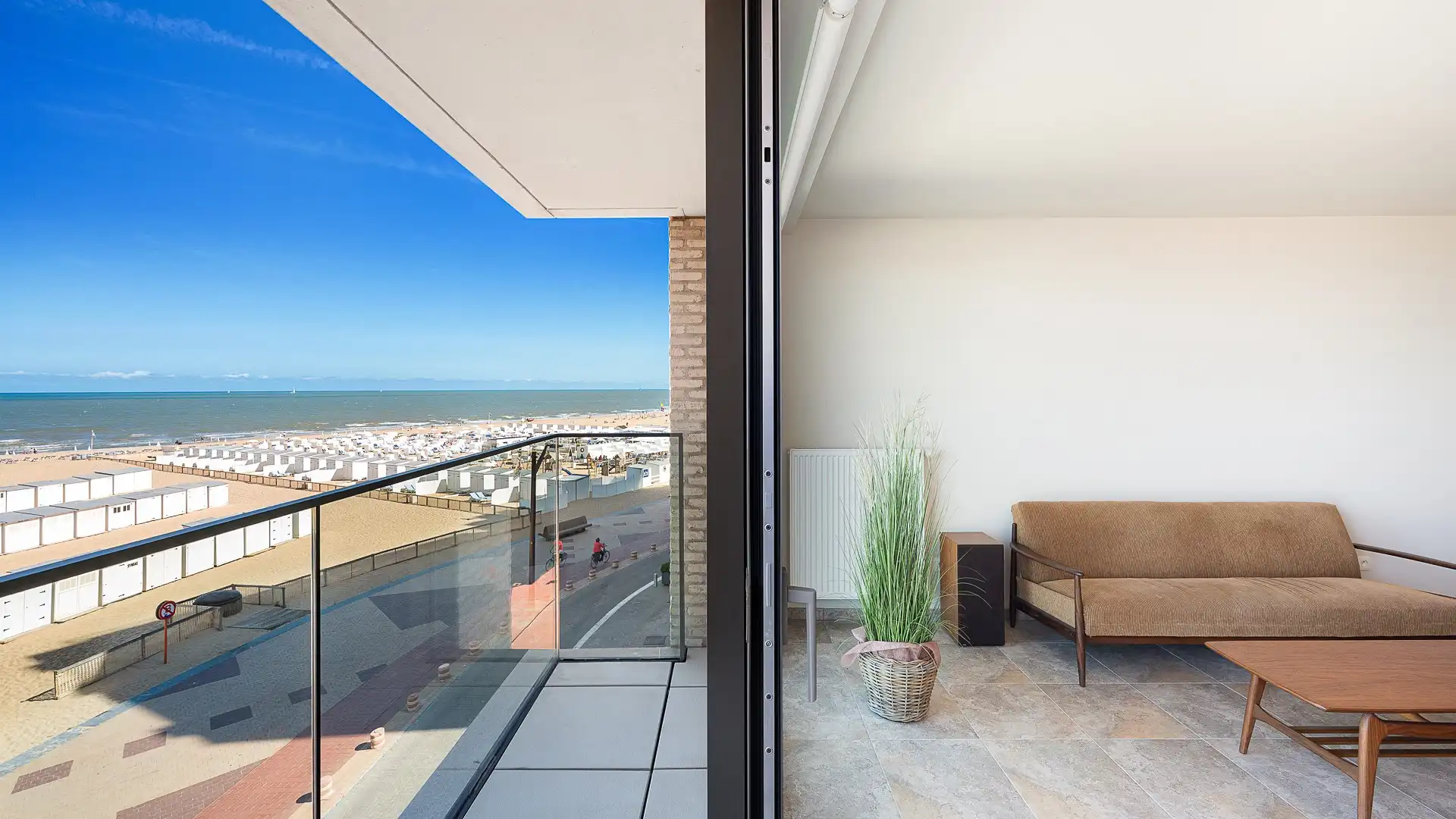 Instapklaar 2 slaapkamerappartement met frontaal zeezicht. foto 5