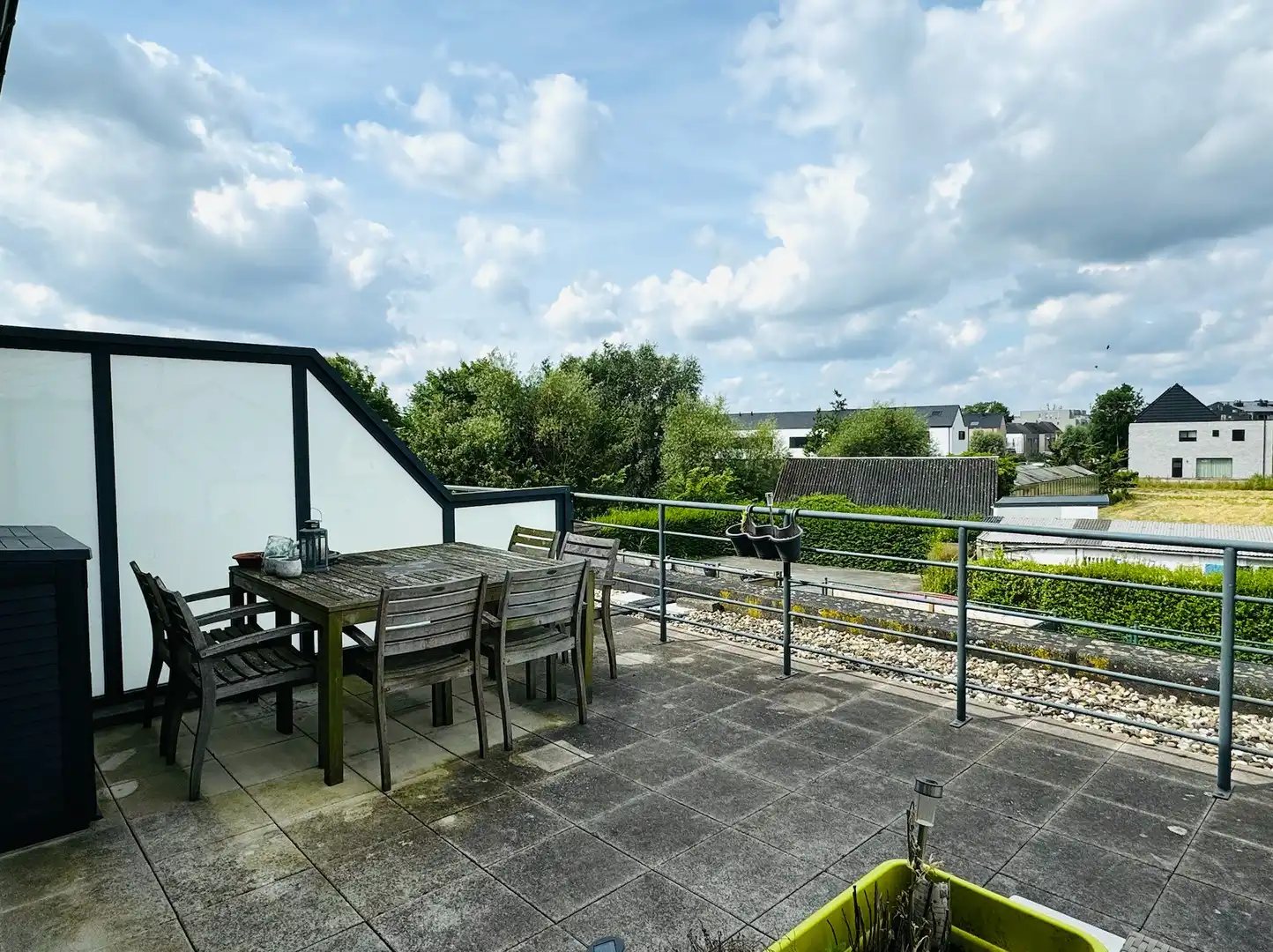 Ruim duplex appartement met terras en plaats voor 2 wagens. foto 19