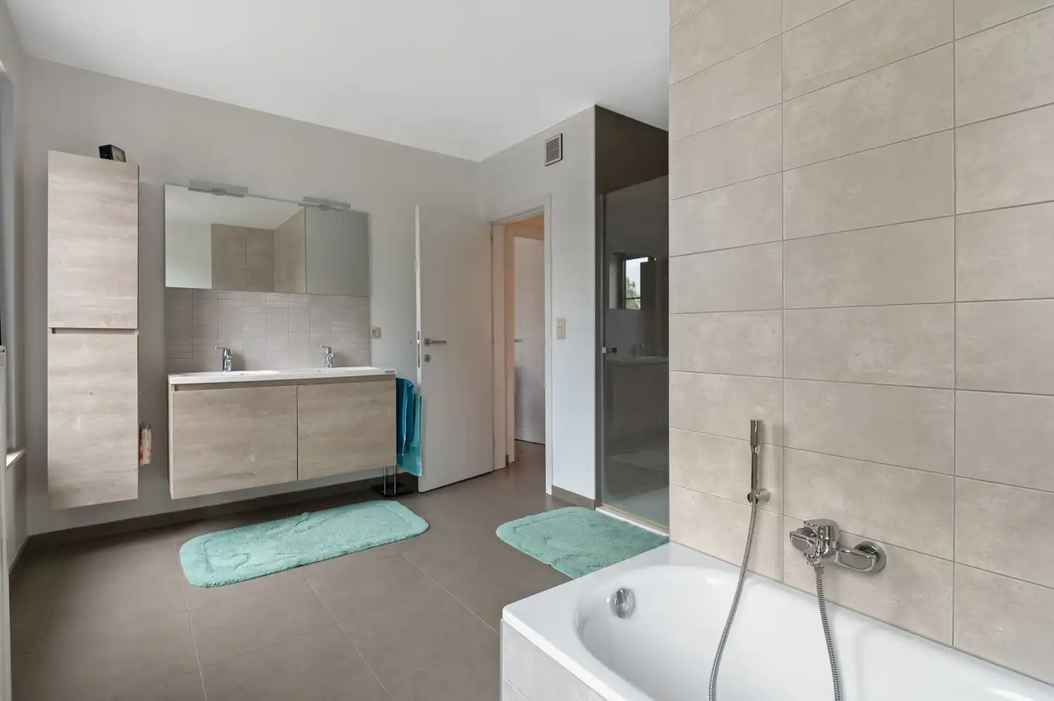 Instapklaar appartement met 2 slaapkamers, terras en ondergrondse staanplaats in Broechem! foto 10