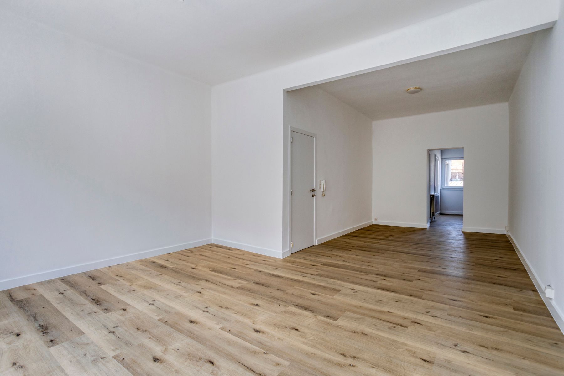 Totaal gerenoveerd, instapklaar appartement foto 3