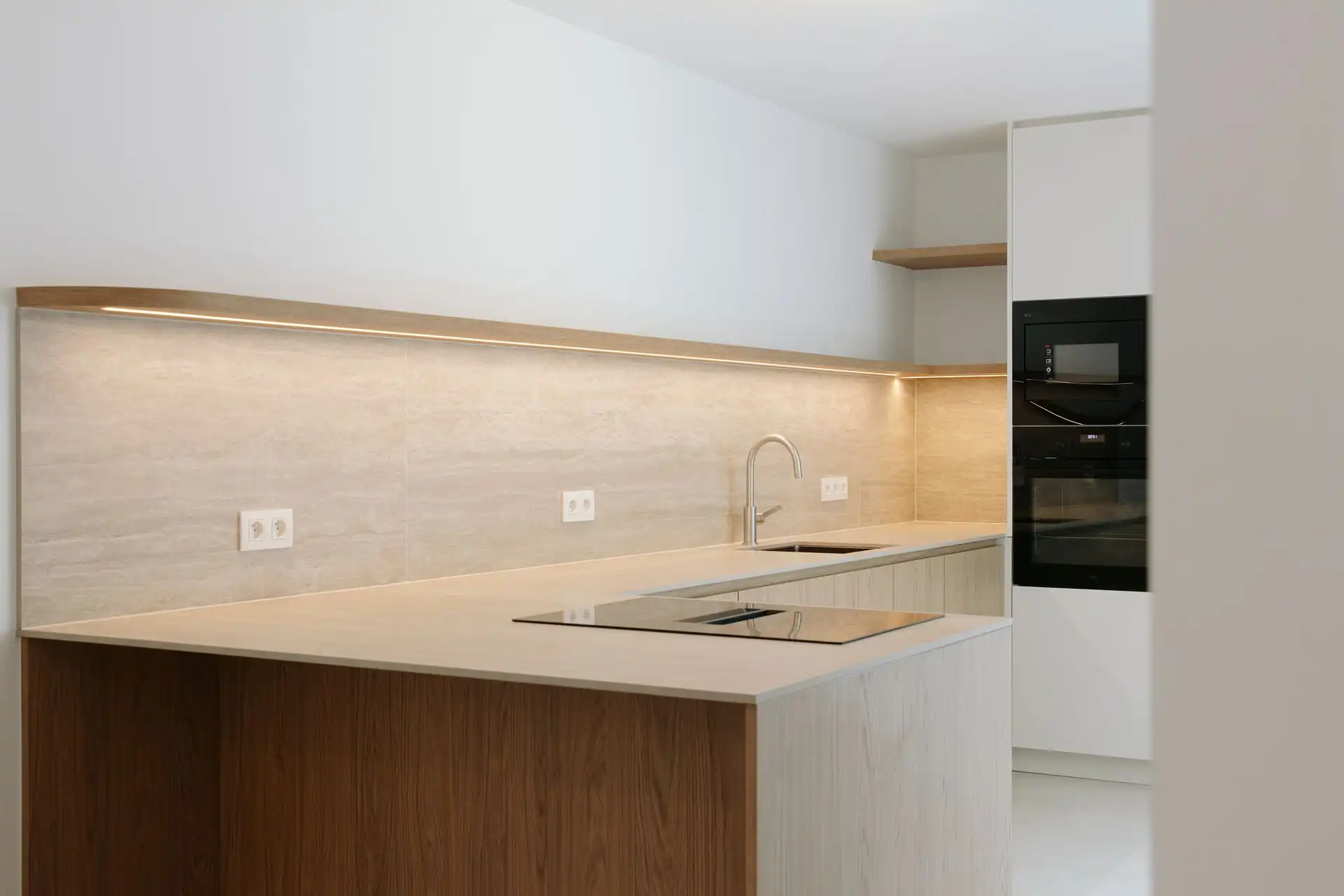 Volledig gerenoveerde woning op het Antwerpse Zuid. foto {{pictureIndex}}