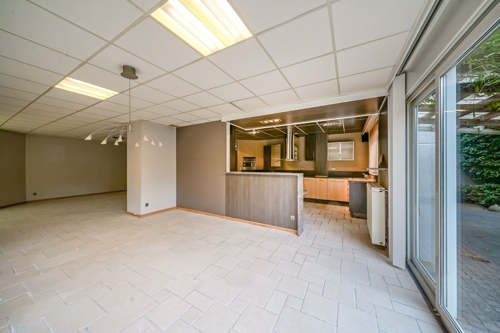 Winkelruimte met magazijn en woonst te Oostende foto 25