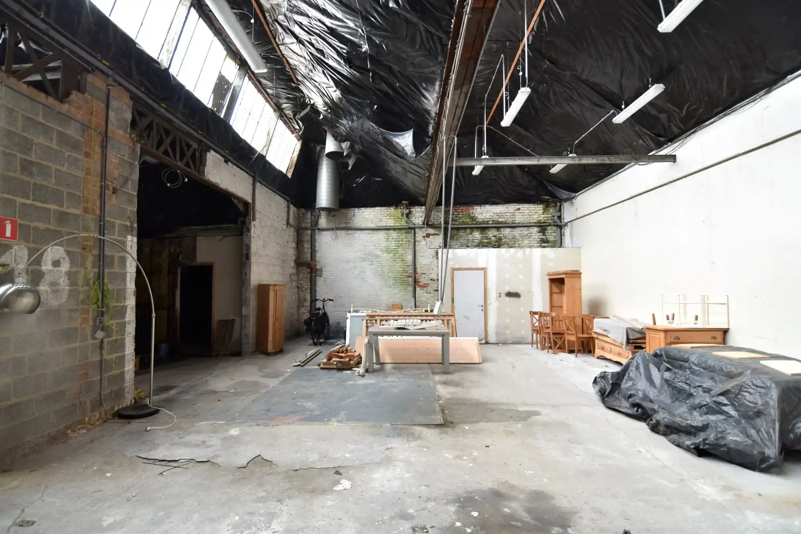 Te renoveren loods met burelen en toonzaal te Marke foto 4
