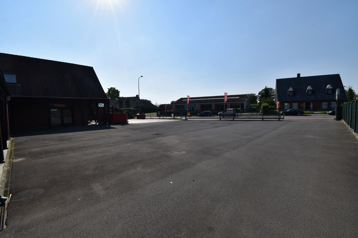 Polyvalent gebouw bestaande uit winkelruimte, appartement en loods foto 2