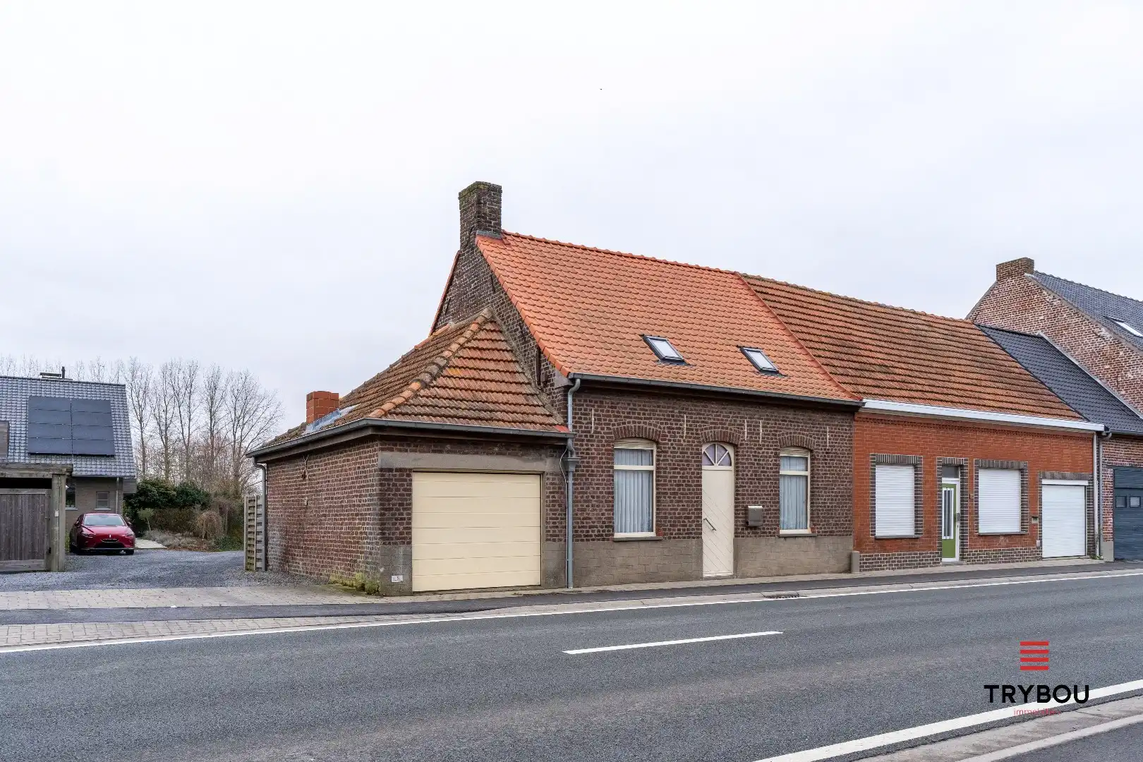 Hoofdfoto van de publicatie: Kloeke woning met tuin, 2 garages en uitweg