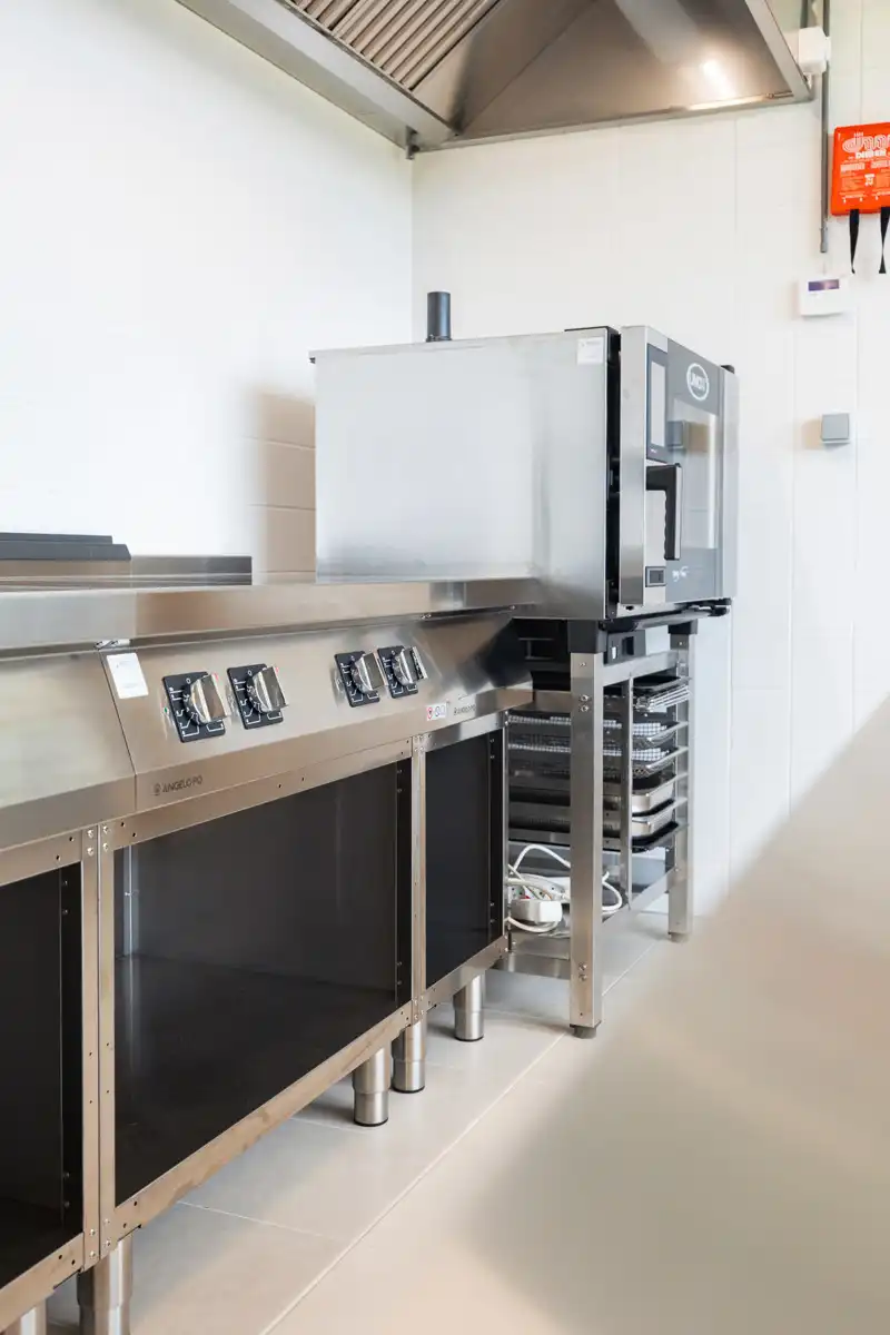 Recente en instapklare cafetaria met professionele keuken foto 25