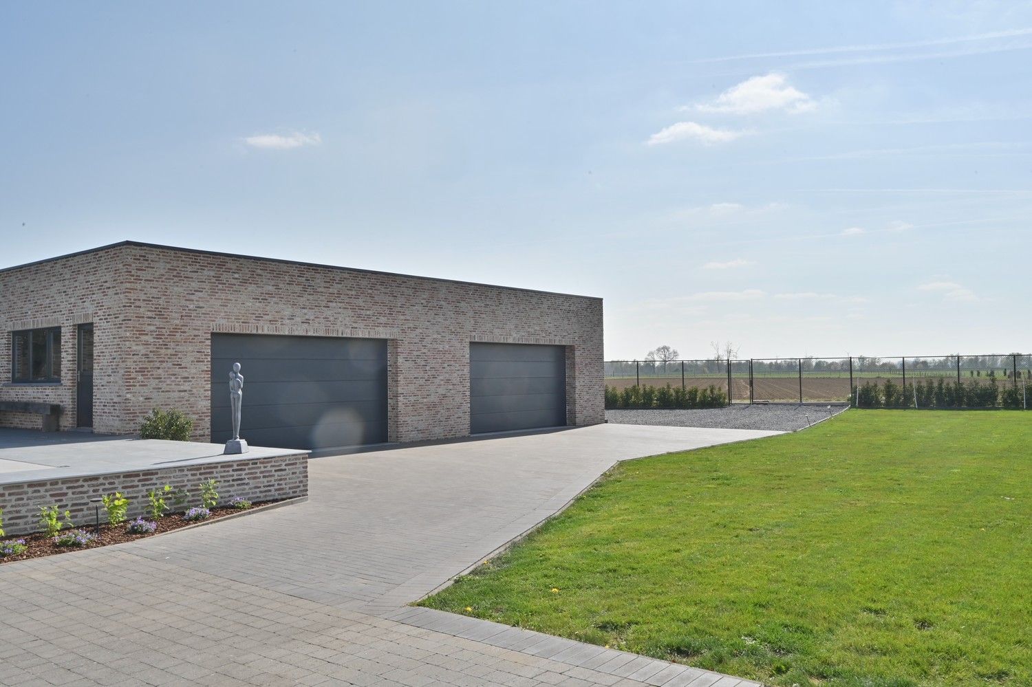 Instapklare, volledig gemoderniseerde woning met zwembad en riant bijgebouw, mooi landelijk gelegen te Maasmechelen-Leut foto 6