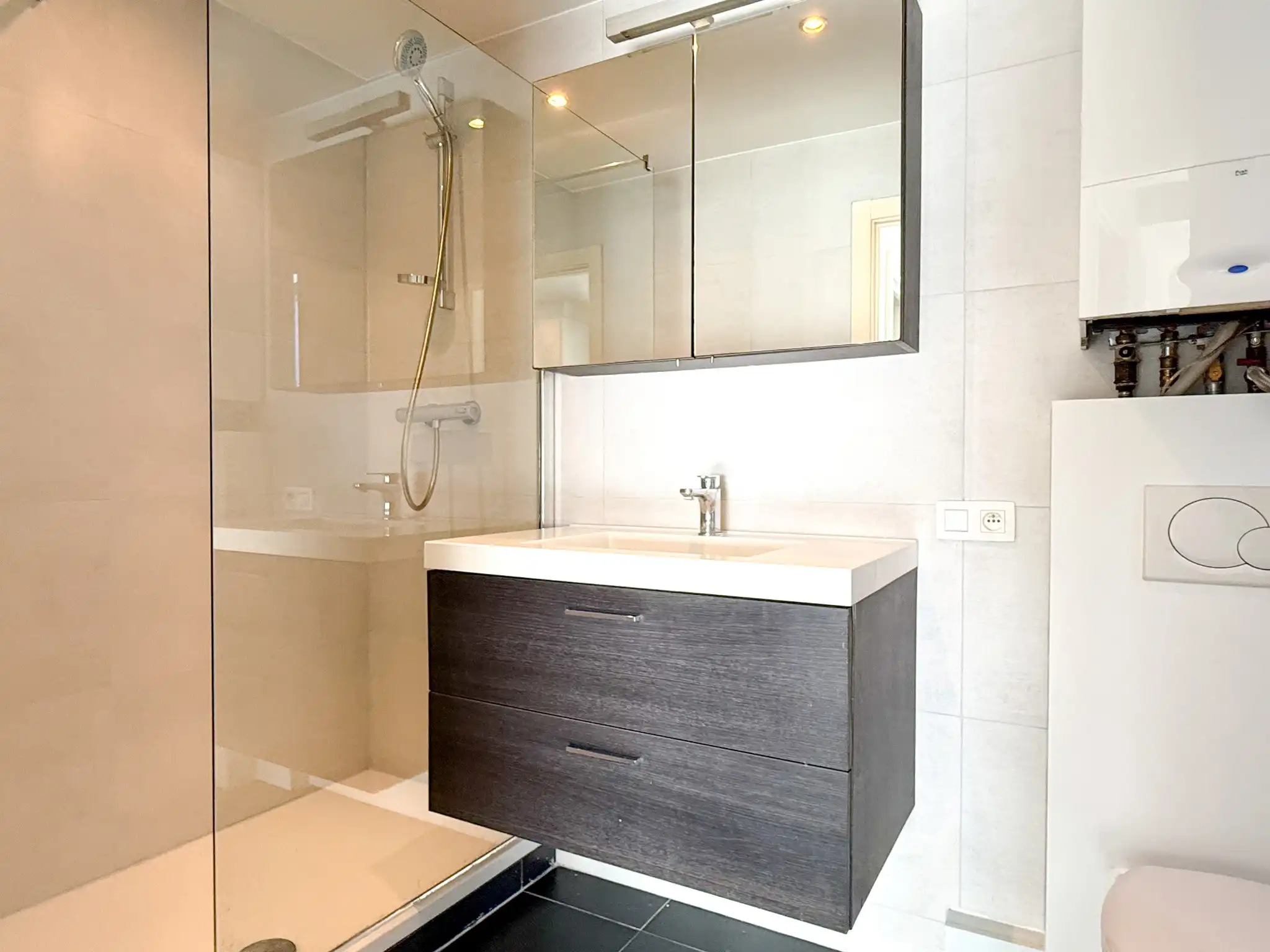 Appartement met 2 slaapkamers op toplocatie in Beveren nabij het station foto 5