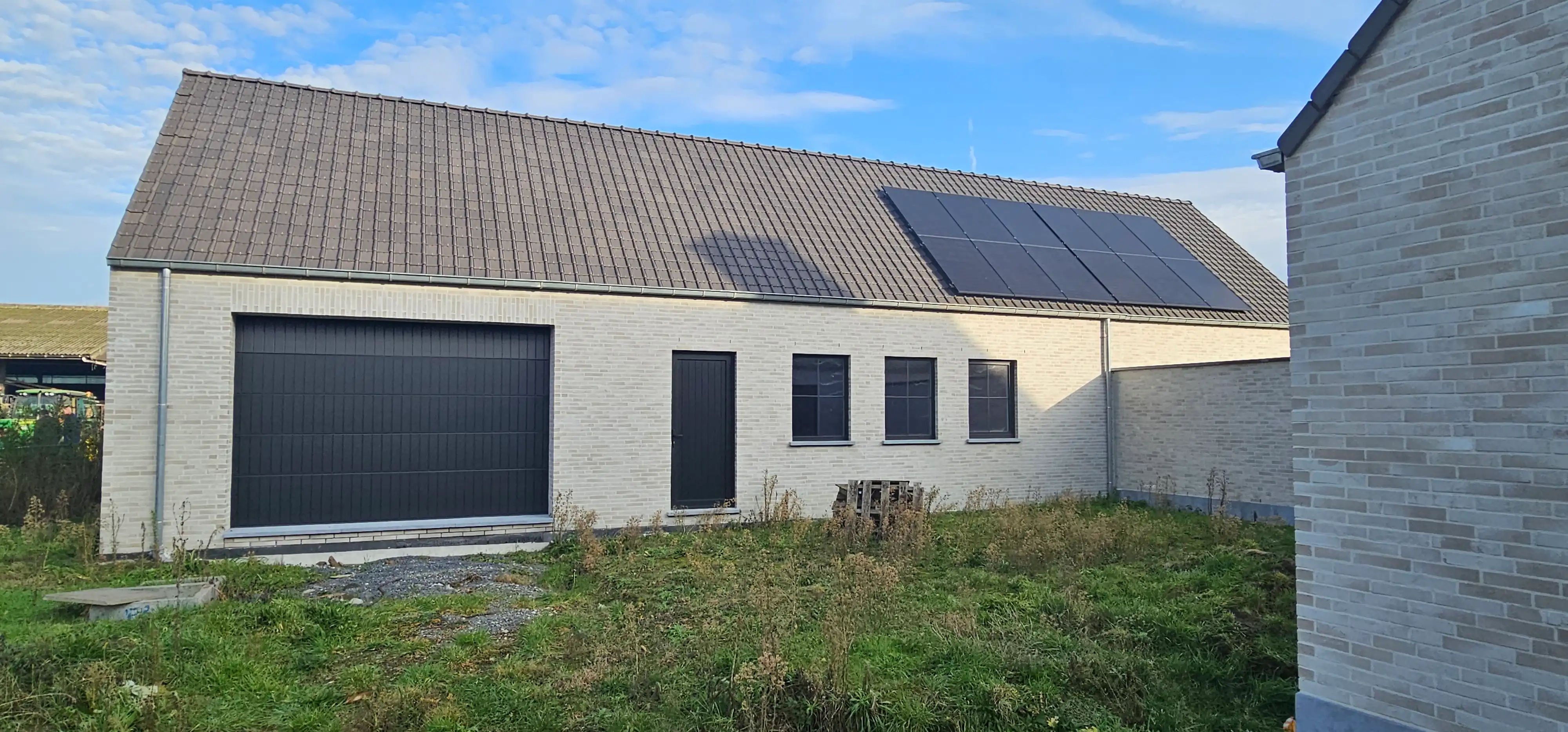 Nieuwbouw halfopen woning met loods op landelijke locatie foto 3