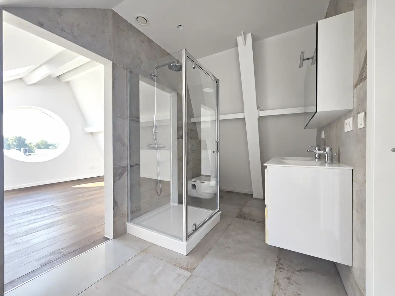 Stijlvolle loft met 2 slaapkamers en terras te huur foto 18