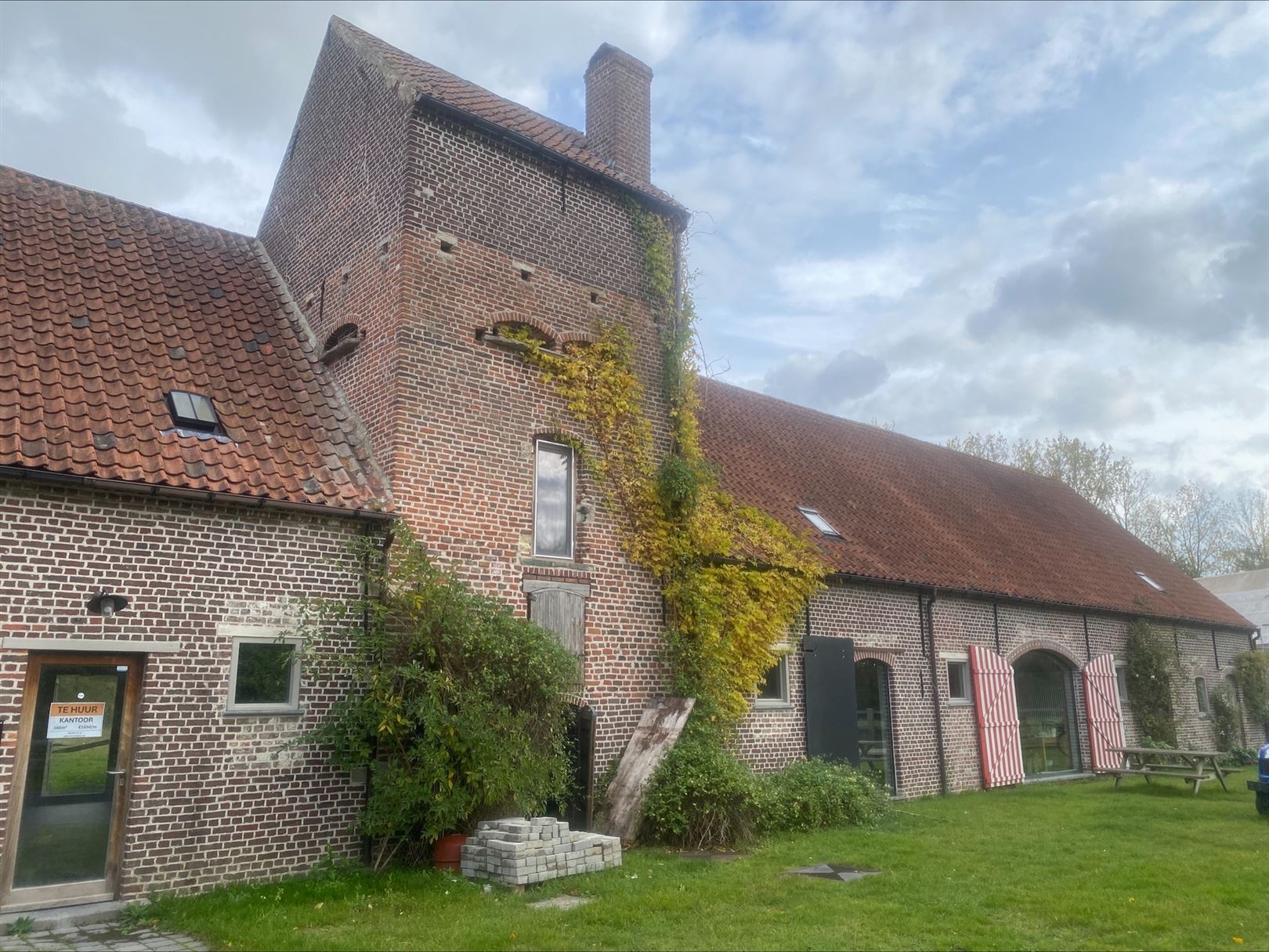 Karaktervolle kantoren in gerenoveerde hoeve vlakbij R4 foto {{pictureIndex}}