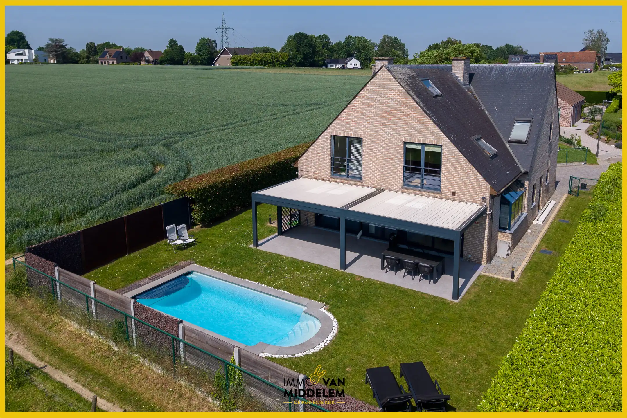VILLA MET 5 SLAAPKAMERS, ZWEMBAD EN GARAGE foto {{pictureIndex}}