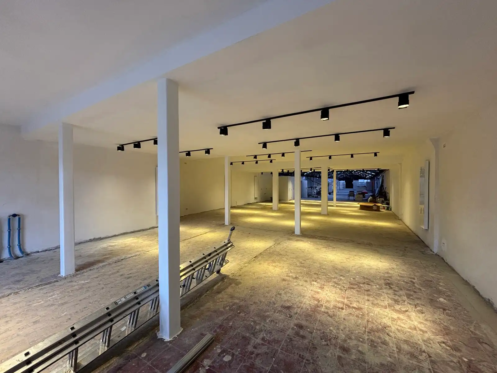 Handelsgelijkvloers te huur tegenover Carrefour Borsbeek foto 4