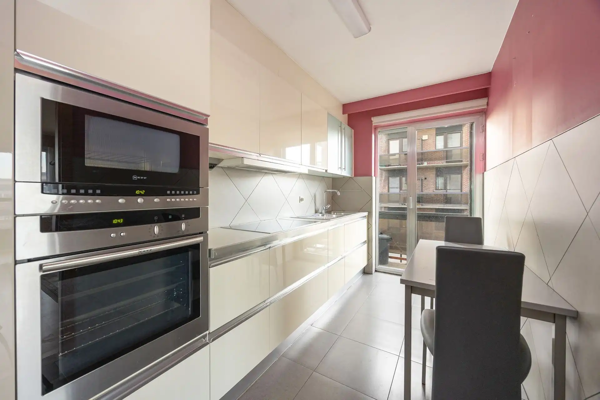 Twee slaapkamer appartement met inpandse autostaanplaats foto 6