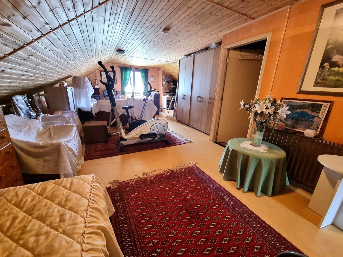 Vrijstaande woning met verzorgde tuin, 3 tot 5 slaapkamers, dubbele garage. foto 15