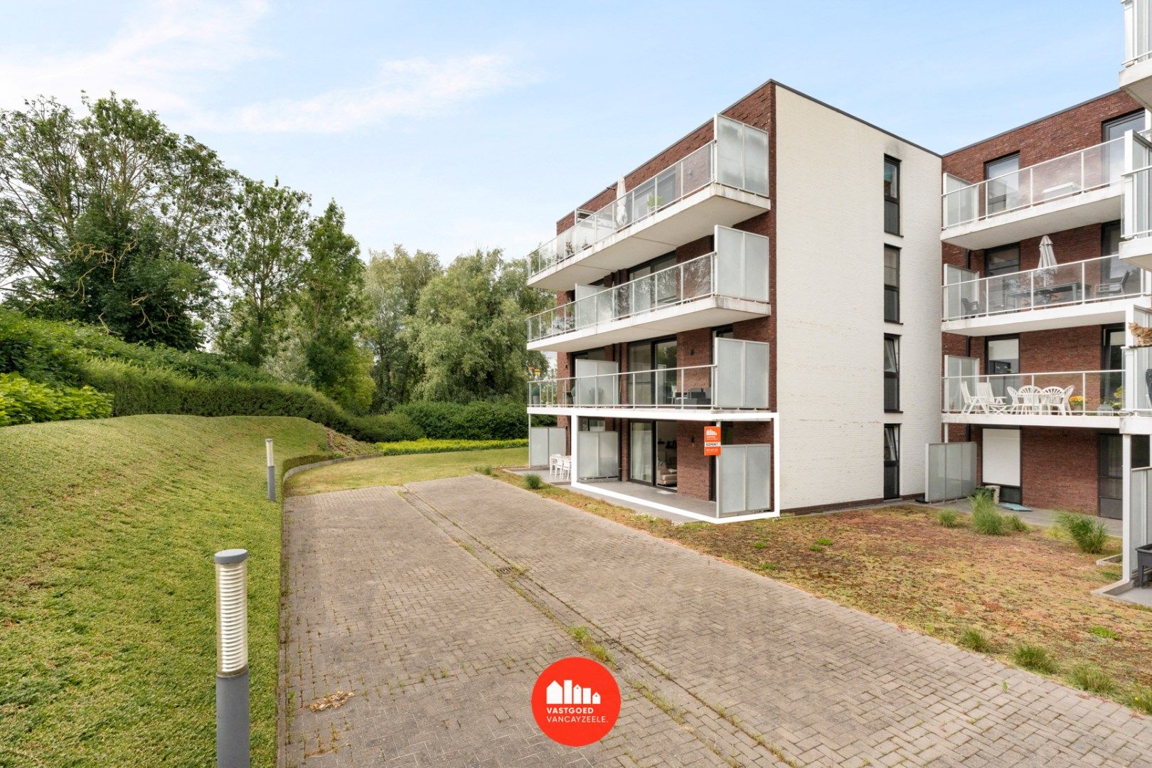 Instapklaar appartement met groot zonnig terras en garage op idyllische locatie midden in het groen.  foto {{pictureIndex}}