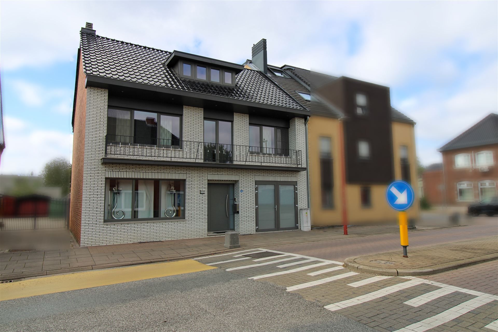 Instapklare gezinswoning met aparte woonunit, 4 slaapkamers en inpandige garage op ruim perceel in hartje Maasmechelen! foto {{pictureIndex}}