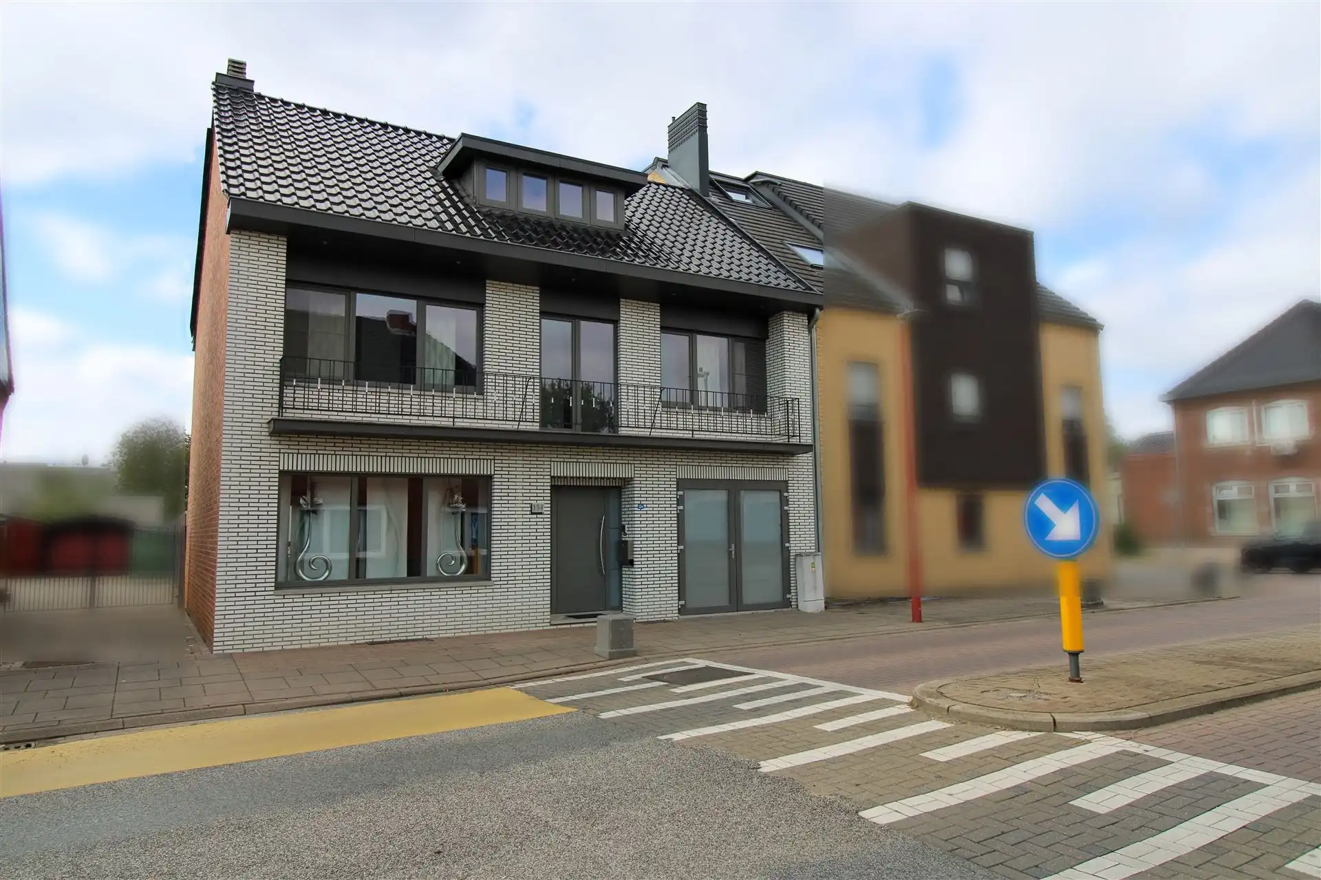 Instapklare gezinswoning met apart bijgebouw met eigen voorzieningen, 4 slaapkamers en inpandige garage op ruim perceel in hartje Maasmechelen! foto {{pictureIndex}}