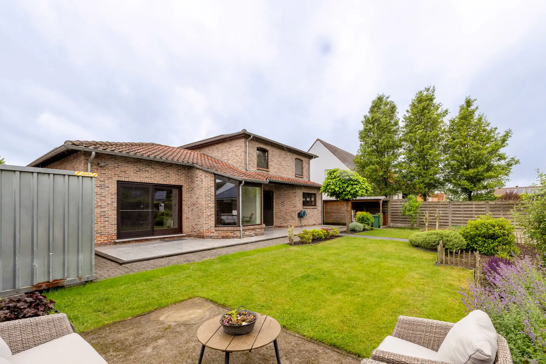 Ruime gezinswoning met garage en tuin op 557m2 grond foto 25
