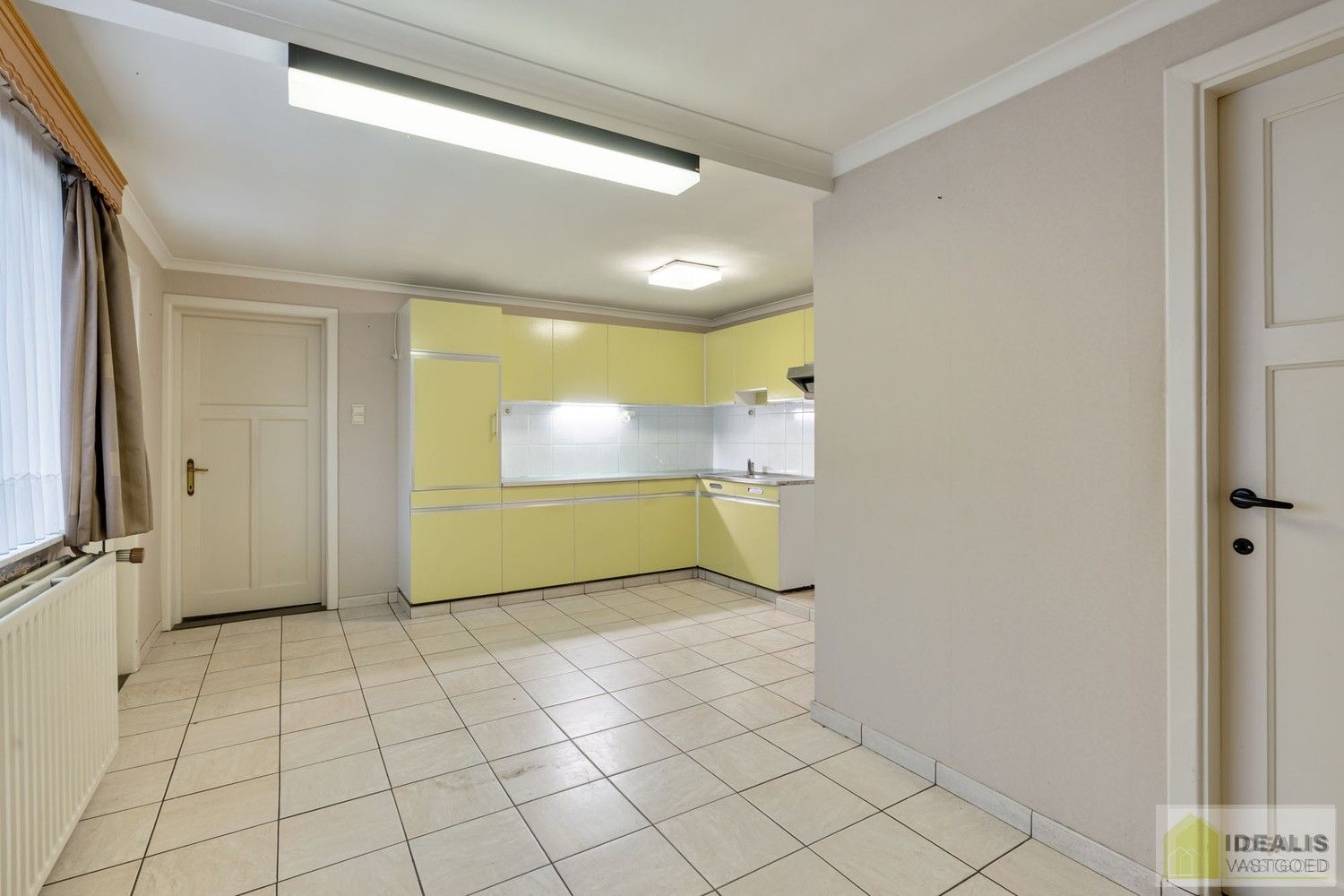 TE RENOVEREN WONING MET EEN RUIME WOONKAMER, KEUKEN MET EETKAMER, 4 AANGENAME SLAAPKAMERS WAARVAN 1 GELIJKVLOERS, BADKAMER, BERGING EN KELDER GELEGEN OP EEN PERCEEL VAN MAAR LIEFST 14A 94CA IN HET GEZELLIGE GROTE-BROGEL (PEER)! De woning omvat ca.150m² netto bewoonbare oppervlakte met op het gelijkvloers een ruime leefruimte, aansluitend keuken met eetkamer, een badkamer, slaapkamer en op de verdieping 3 ruime slaapkamers! De woning is rustig gelegen vlak bij de dorpskern van het gezellige Grote-Brogel en op enkele autominuten verwijderd van de centra van Peer, Kaulille, Bocholt en Bree. Ideaal voor zij die op zoek zijn naar een volledig naar eigen smaak te renoveren woning op een zeer ruim perceel! foto 12