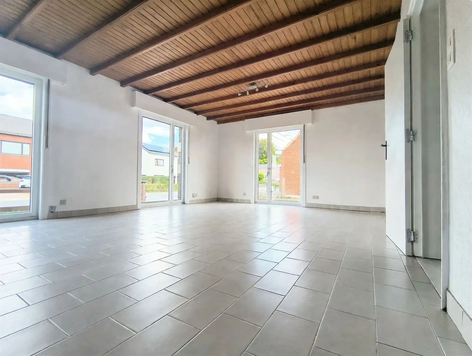woonhuis -totaal gerenoveerd- met 2 slaapkamers, oprit en garage foto 7