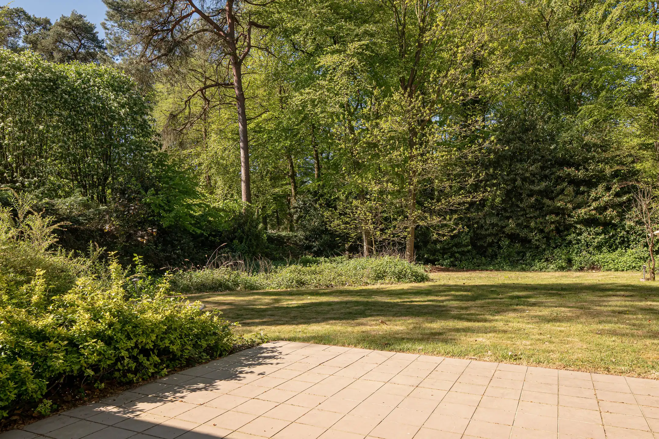 Vrijstaand en residentieel gelegen woning in groene oase met zonnige tuin. foto 30