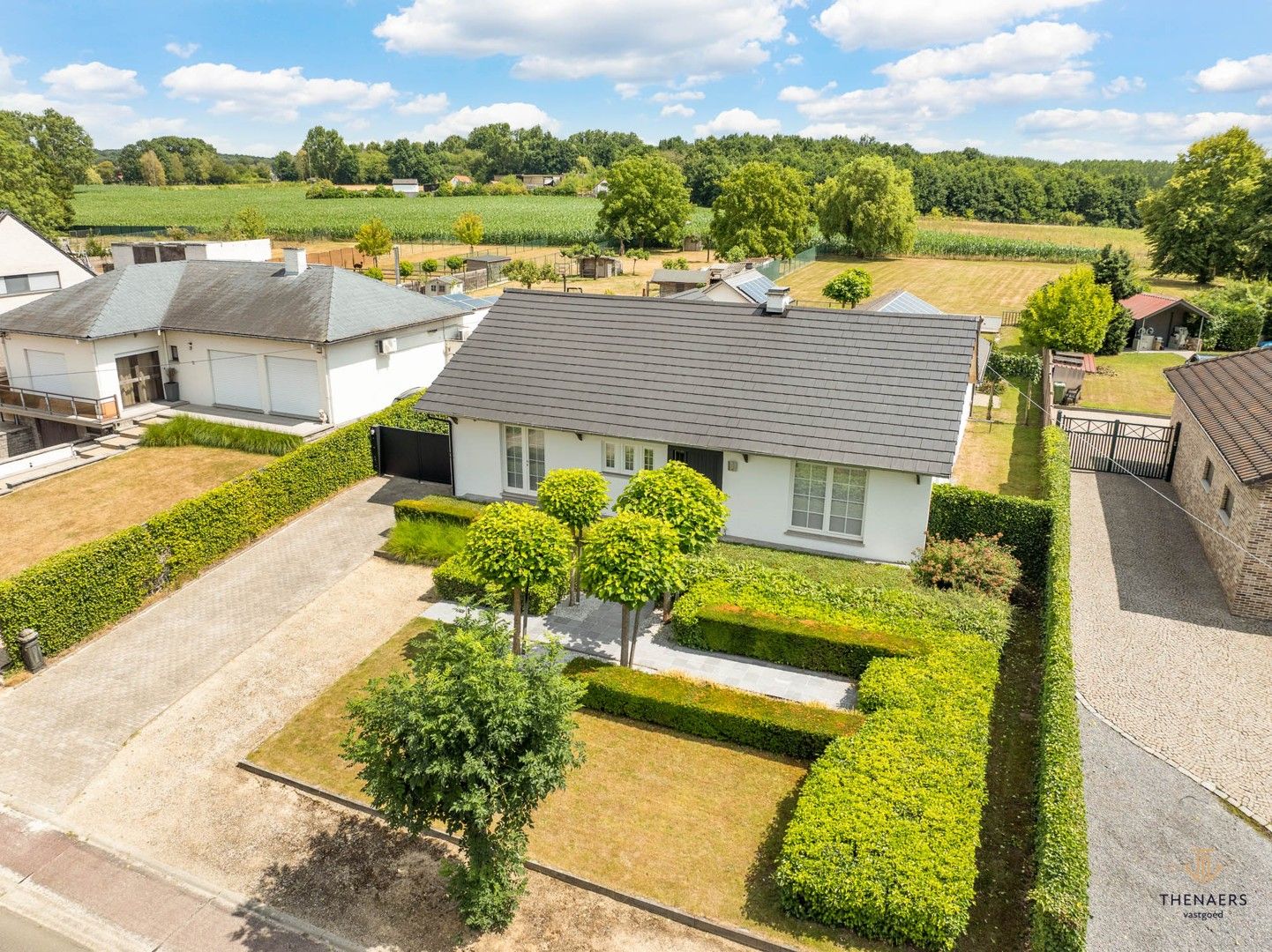 LANDELIJKE WONING MET DRIE SLAAPKAMERS EN WEIDE. foto {{pictureIndex}}