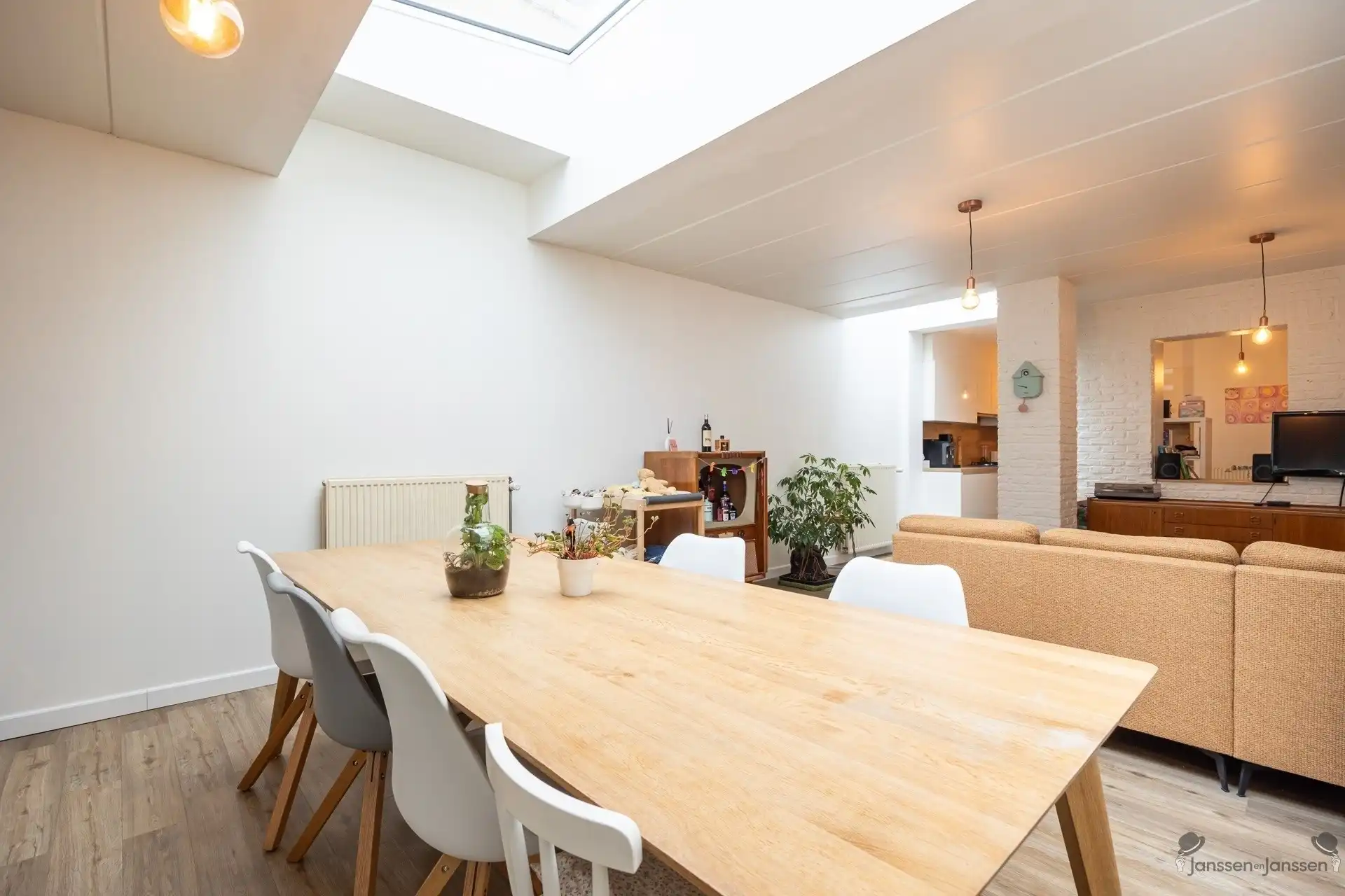 Volledig gerenoveerd herenhuis met 4 slaapkamers, terras,  zonnepanelen en EPC B foto {{pictureIndex}}