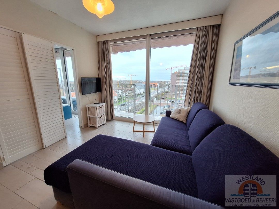 Lichtrijk gemeubeld appartement op een steenworp van het strand foto 2