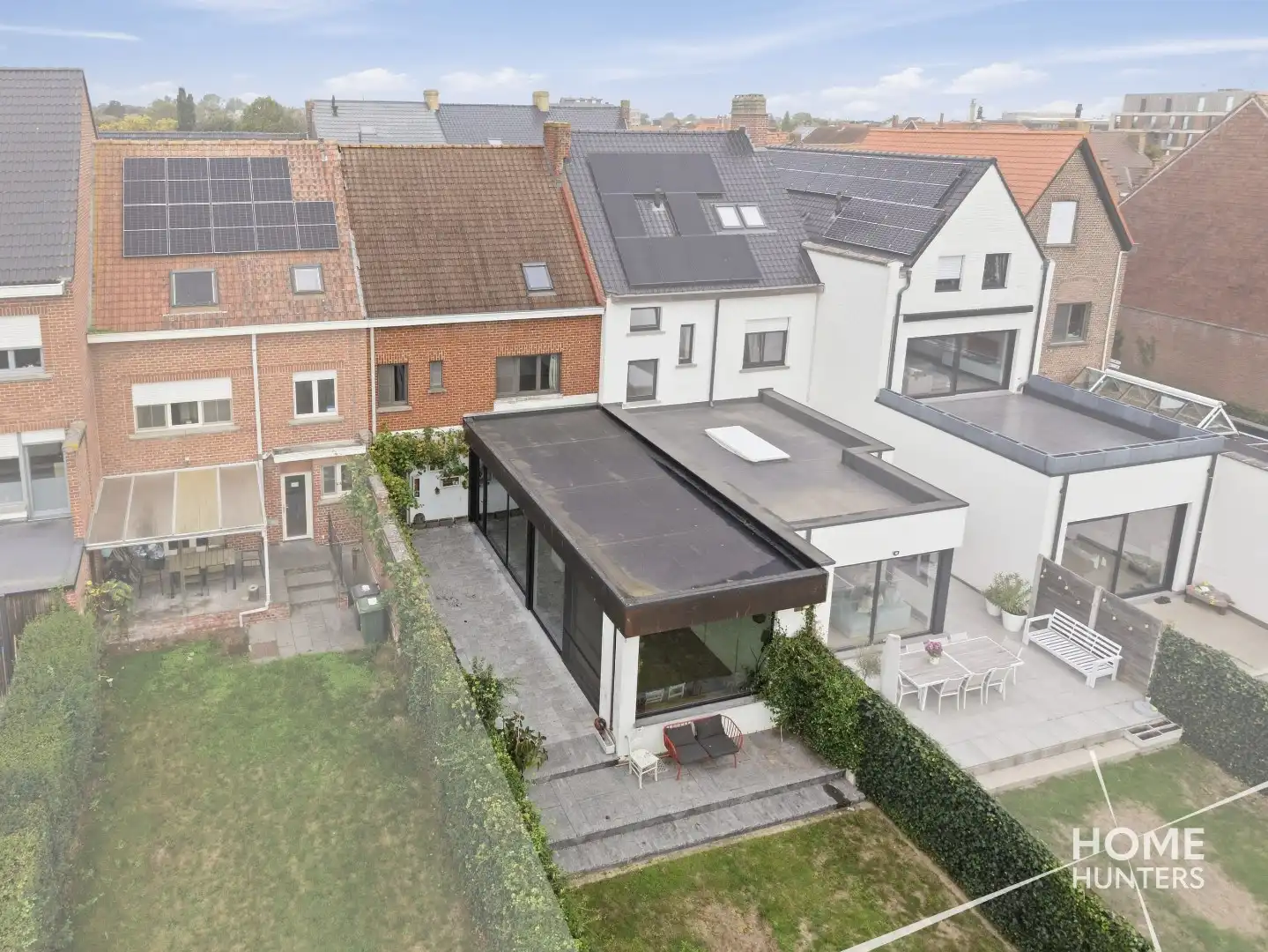 Prachtig gerenoveerde woning met 4 slaapkamers en een ruime tuin vlak bij het historische hart van Ieper! foto 3
