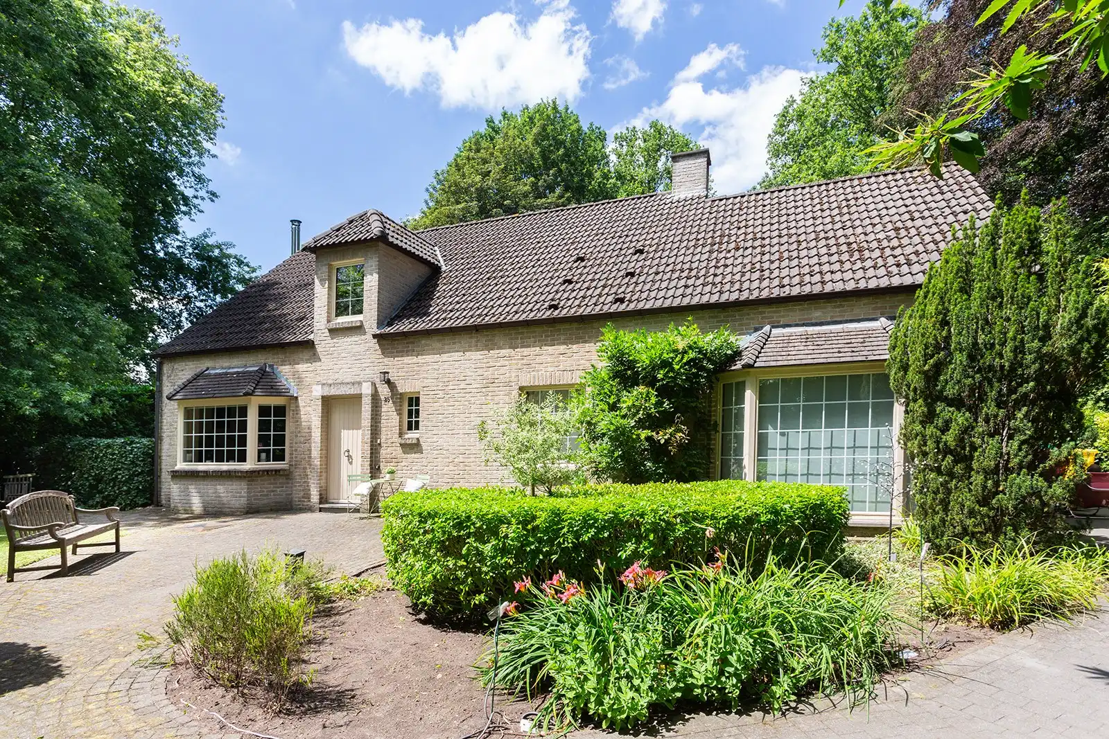 Villa met tuin op toplocatie in Schoten foto {{pictureIndex}}