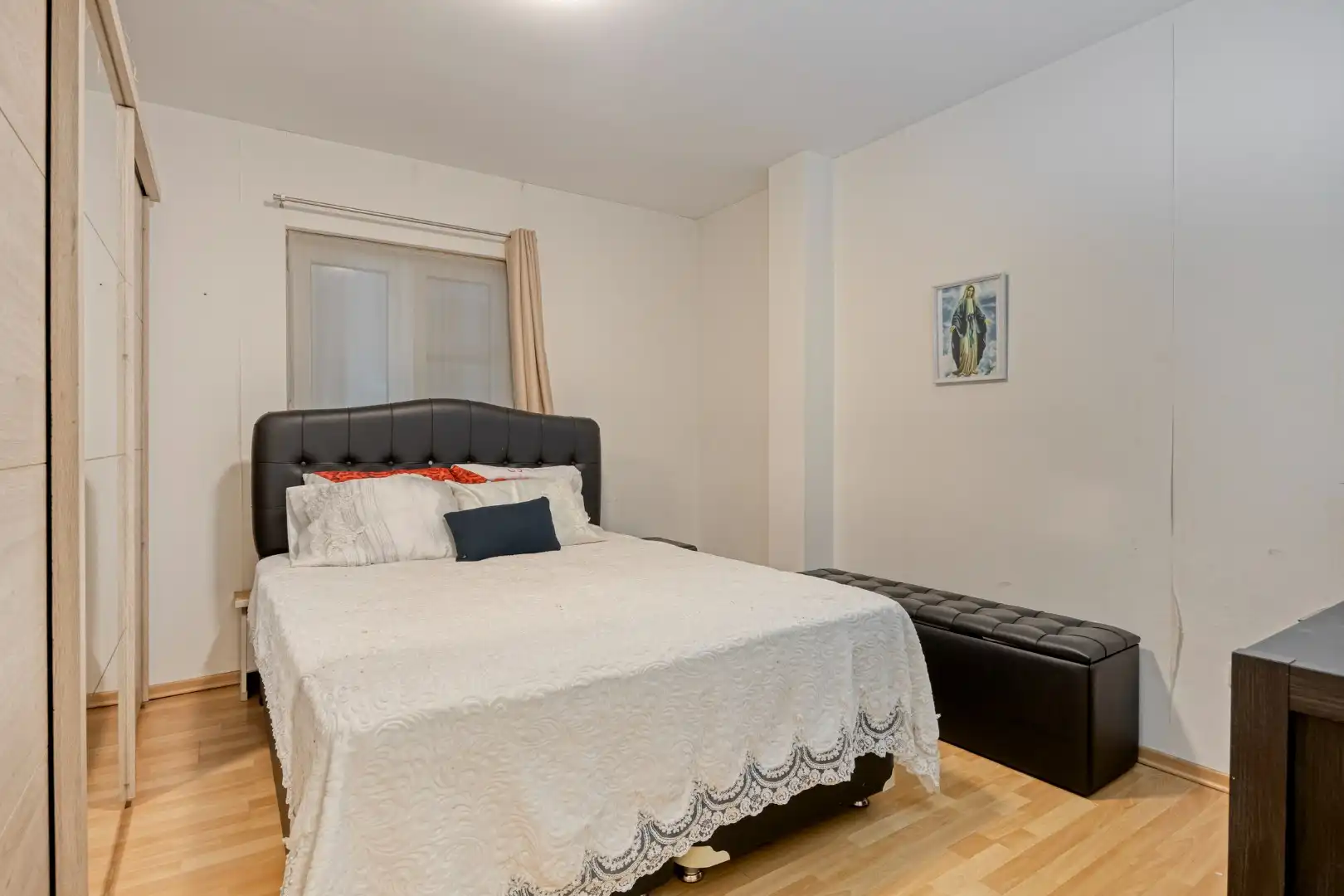 Ruim gelijkvloers appartement met 3 SLPKS, tuin en twee overdekte staanplaatsen !  foto 9